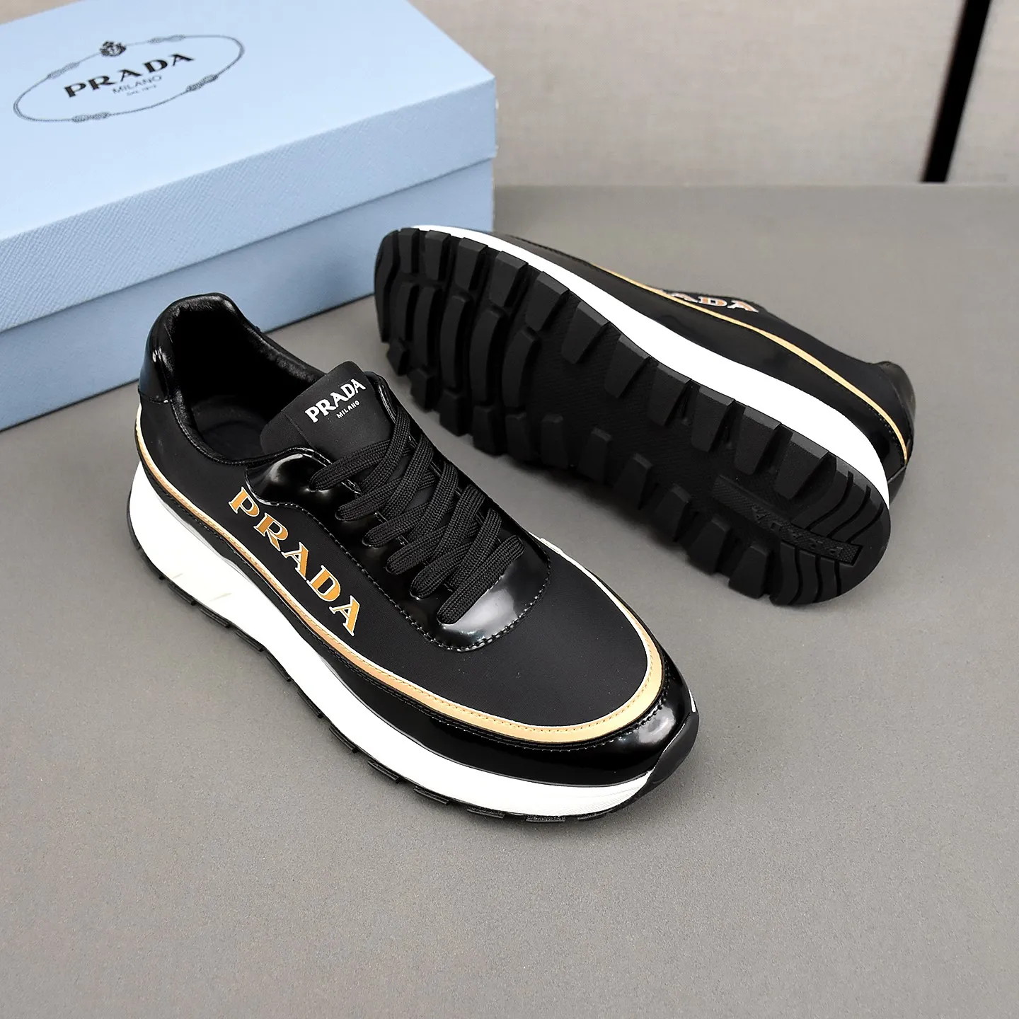 PP420👟👟👟Prada/Prada Prax men's series casual sports shoes Prax sports shoes combine style and comfort, with a unique sports design defined by exquisite materials and details. Fashionable, casual and versatile, it is decorated with an enameled triangle logo on the outside, a Prada Milano printed logo on the tongue, and a 2.5cm lightweight two-tone rubber sole for a comfortable wearing experience! Size: 38-39-40-41-42-43-44 standard leather shoe size